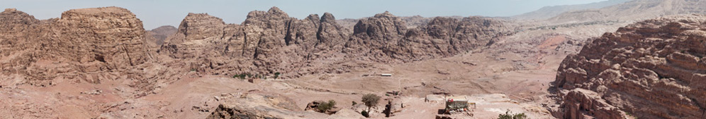 Petra, Vue panoramique du Haut-lieu du Sacrifice, cliquez sur l'image.